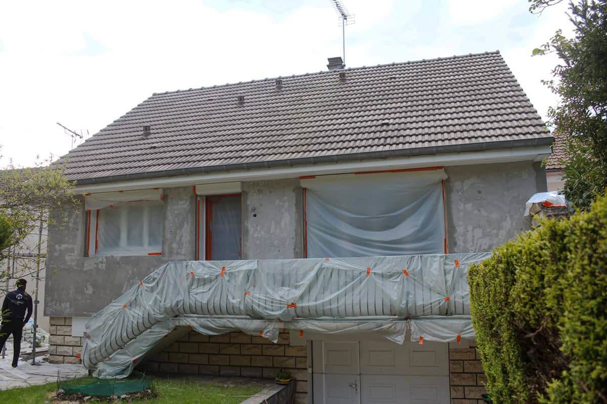 d&eacute;couvrez le co&ucirc;t de la r&eacute;novation d'une maison : fourchettes de prix, facteurs influen&ccedil;ant le budget et conseils pour estimer vos travaux de r&eacute;novation.