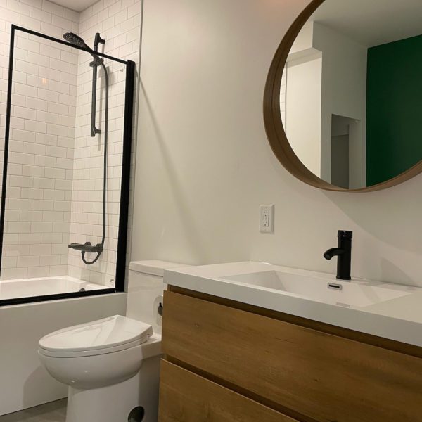 découvrez les prix pour la rénovation d'une salle de bain : coûts moyens, facteurs qui influencent le budget, conseils pour économiser et réaliser vos travaux au meilleur rapport qualité-prix.