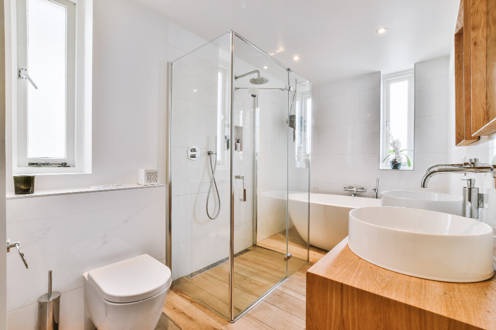 d&eacute;couvrez les prix pour r&eacute;nover votre salle de bain. estimations, conseils et facteurs qui influencent le co&ucirc;t de la r&eacute;novation selon vos besoins et votre budget.