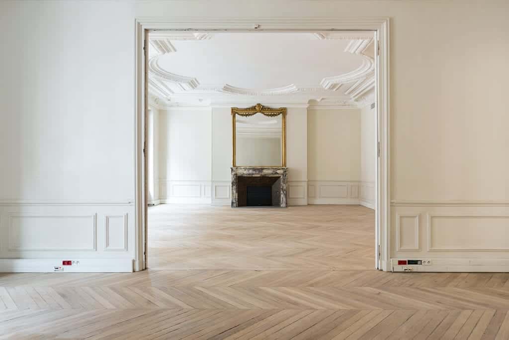 optez pour la rénovation haussmannienne et redonnez vie à votre appartement avec élégance. préservez le cachet d'origine tout en intégrant confort moderne et finitions luxueuses. demandez votre devis dès maintenant !